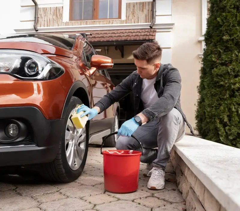 Lavage auto à domicile Rochetrejoux : professionnel intervenant sur un véhicule